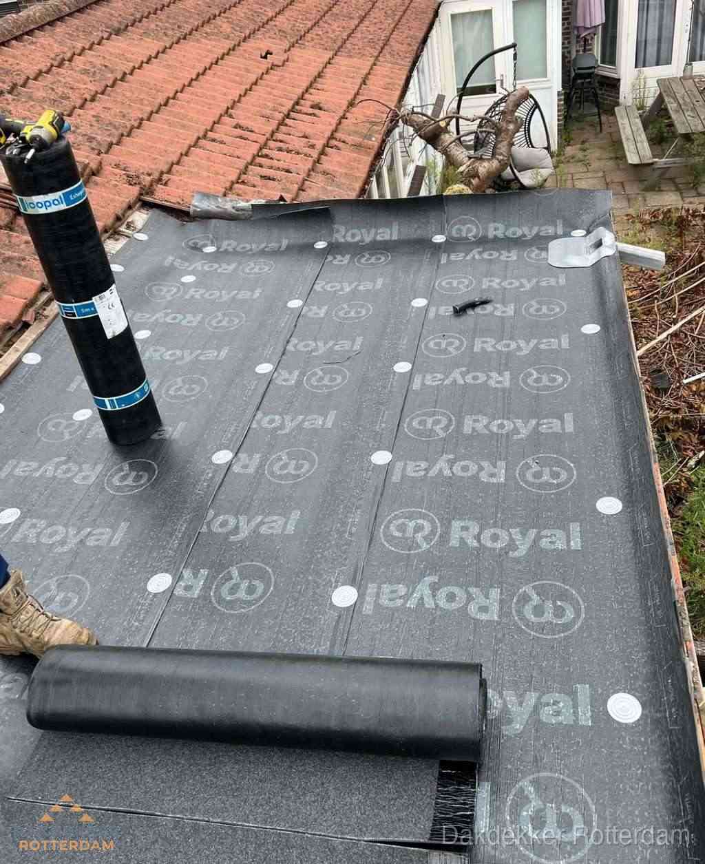 Plat dak met nieuwe bitumen dakbedekking en brandgereedschap in Rotterdam
