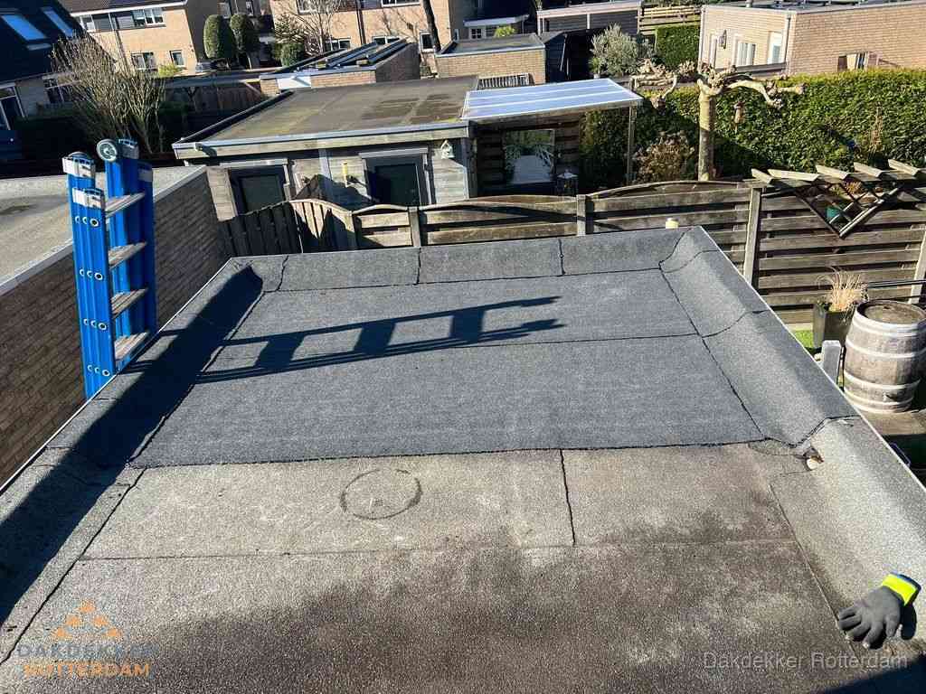 Dakdekker legt onderlaag op plat dak met houten constructie in Rotterdam