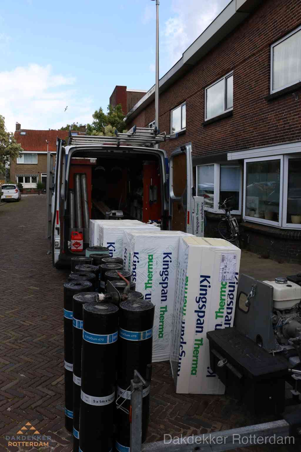 Plat dak met bitumen dakbedekking en brander in Rotterdam
