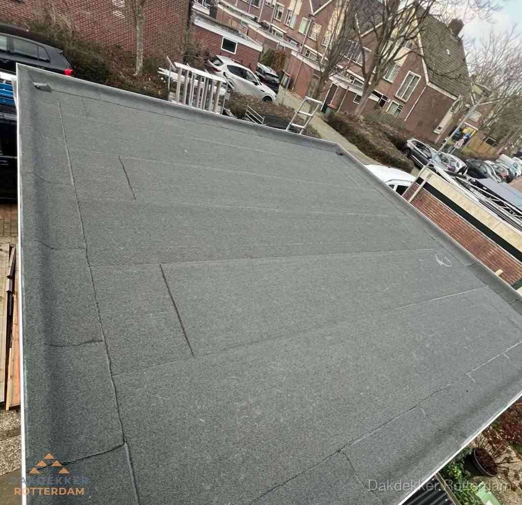 Nieuwe bitumen dakbedekking op plat dak van garage in Rotterdam