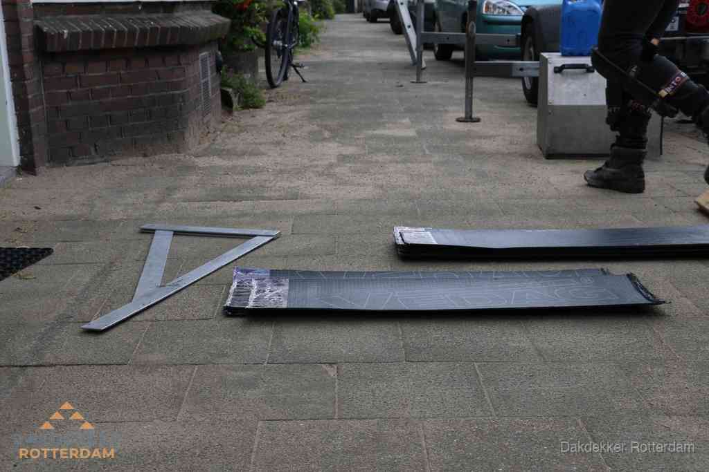 Dakbedekkingsmateriaal en zinkwerk klaargelegd voor reparatie in Rotterdam