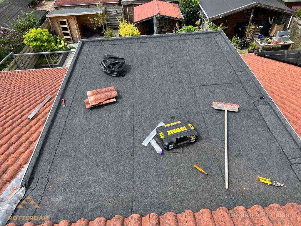 Nieuw plat dak met bitumen dakbedekking in Rotterdam