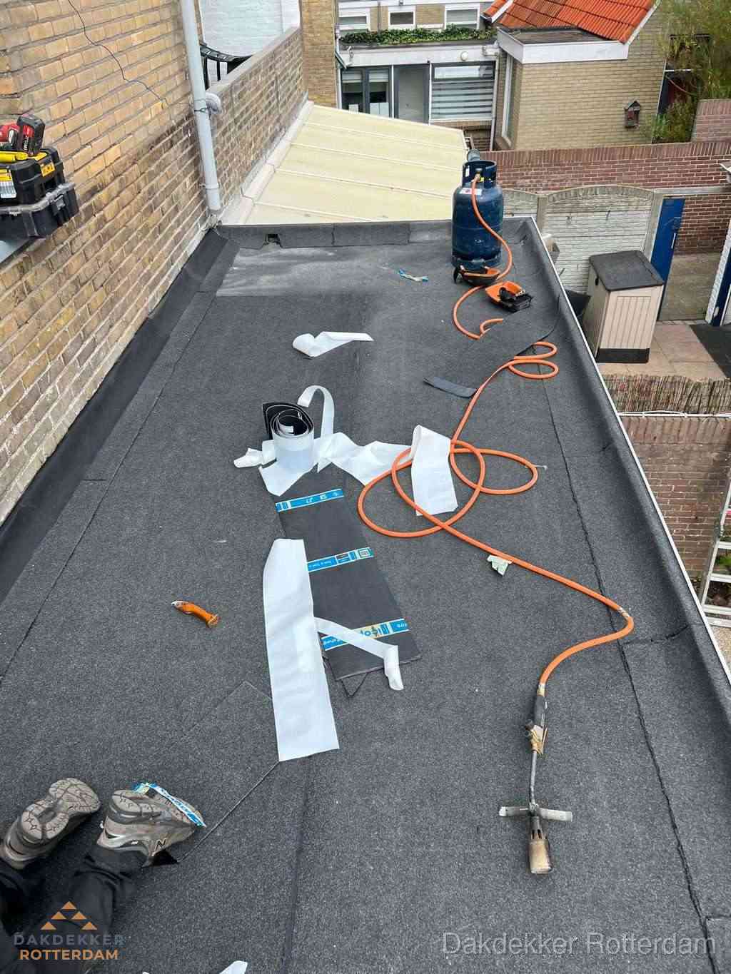 Dakdekker brengt EPDM dakbedekking aan op plat dak in Rotterdam