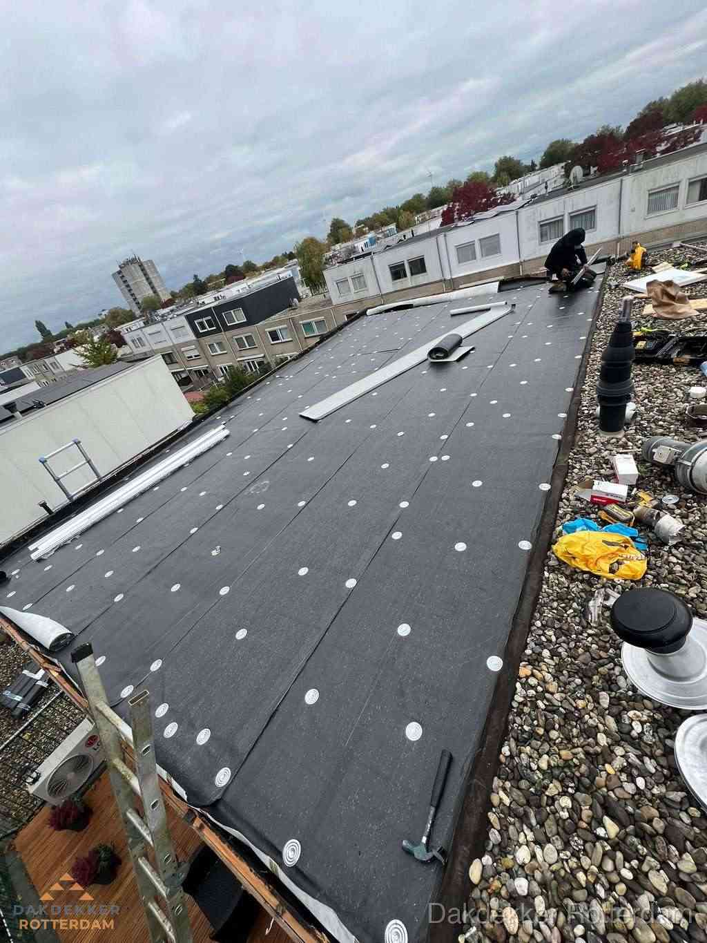 Dakleer vervangen op groot plat dak door dakdekker in Rotterdam