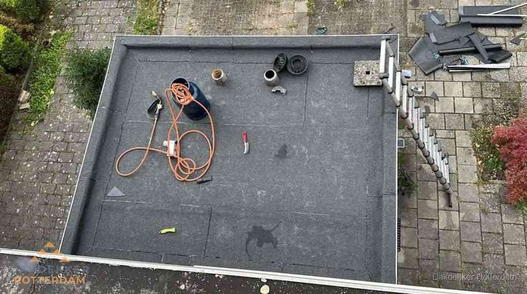 Plat dak met nieuwe bitumen bedekking in Rotterdam