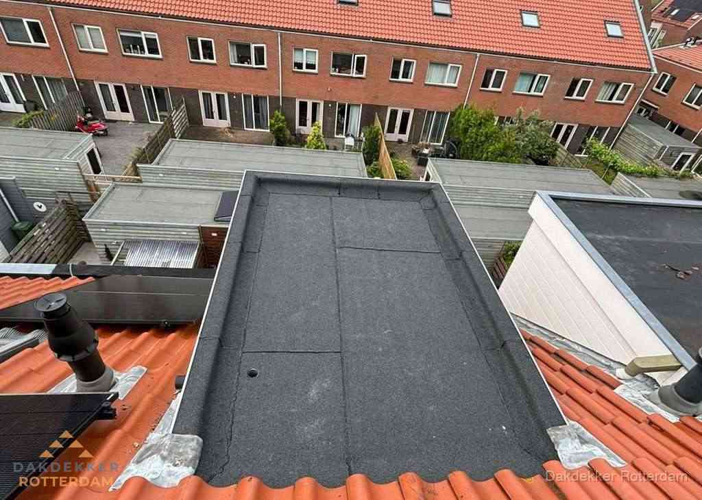 Plat dak met bitumen bedekking naast dakkapel in Rotterdam
