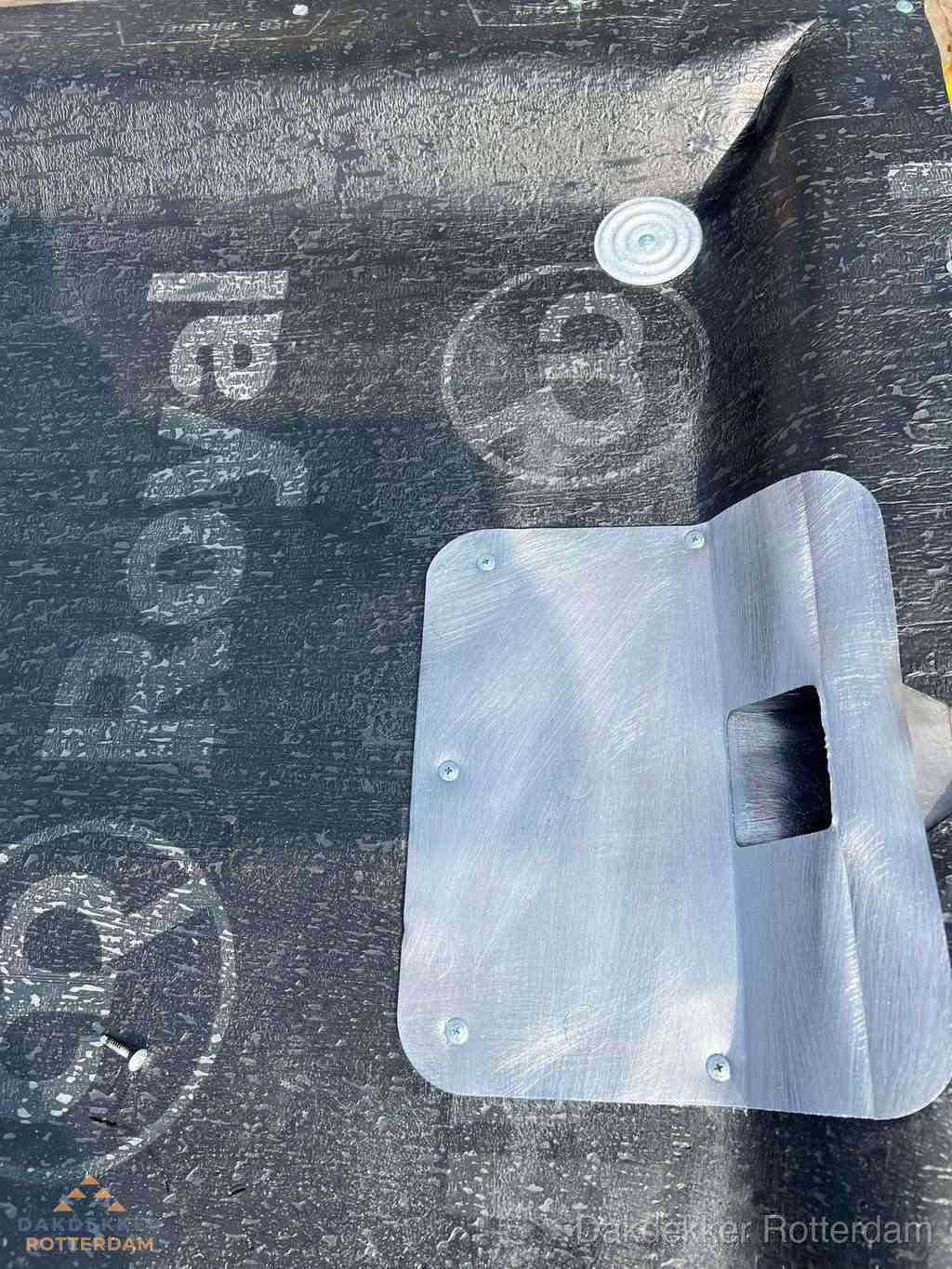 Dakdoorvoer met metalen afvoerplaat op bitumen dak in Rotterdam