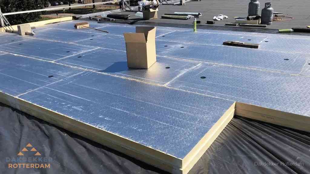 PIR isolatieplaten worden gelegd op plat dak voor dakisolatie in Rotterdam