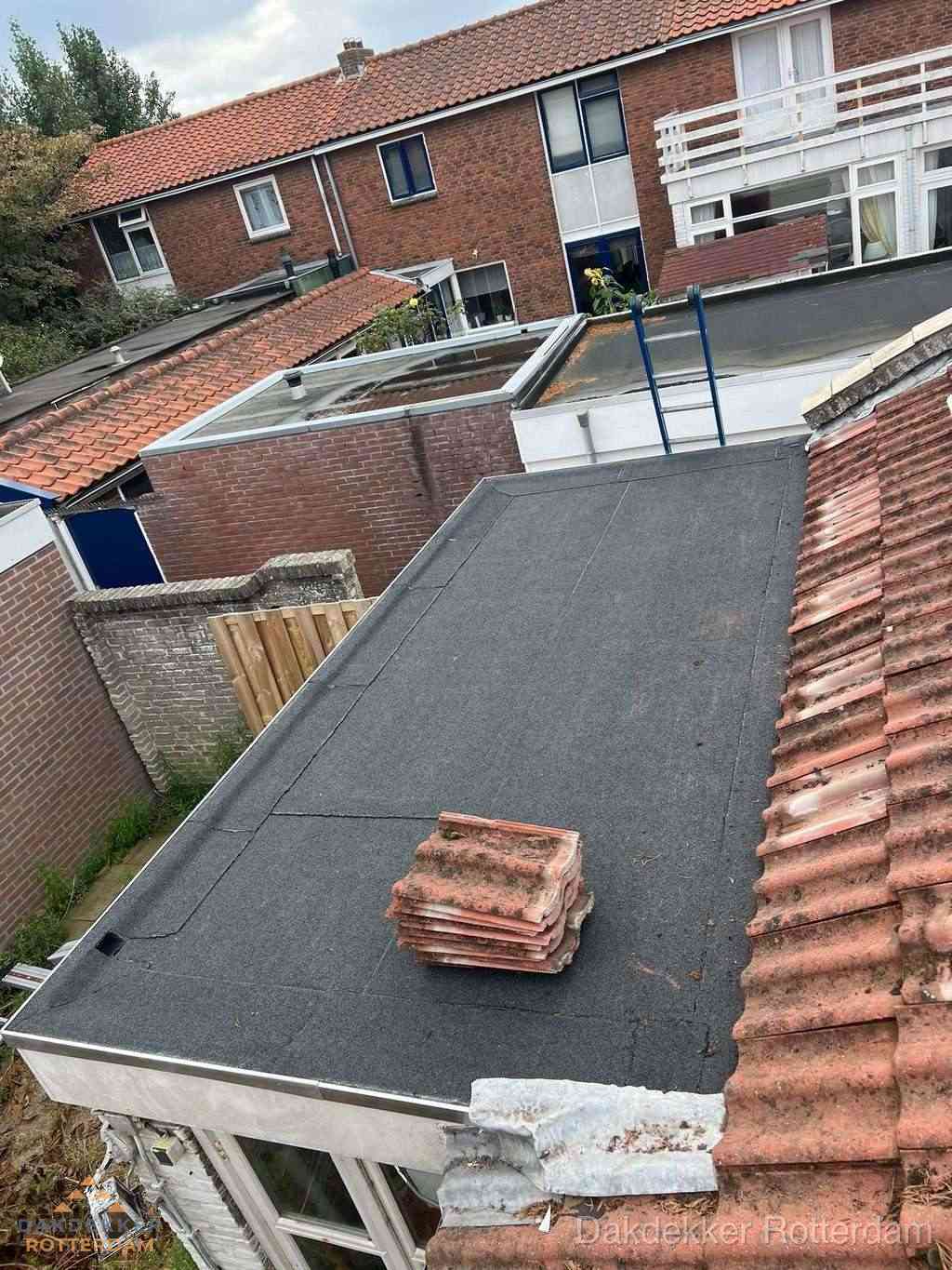 Aanbouw plat dak met reservepannen voor dakpannen vervangen in Rotterdam