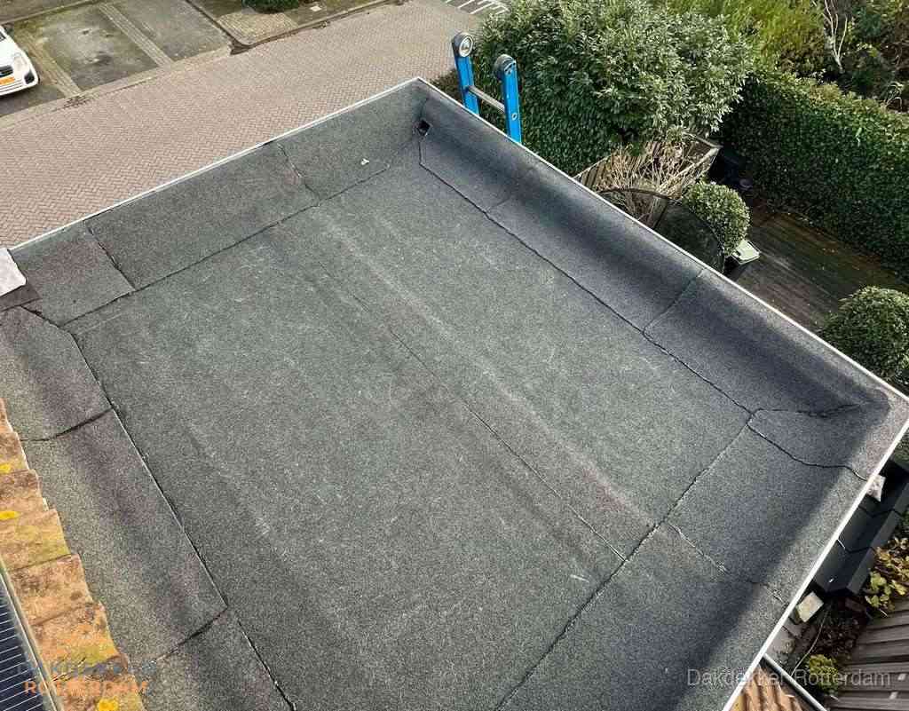 Gerenoveerd plat dak met nieuwe bitumen dakbedekking in Rotterdam