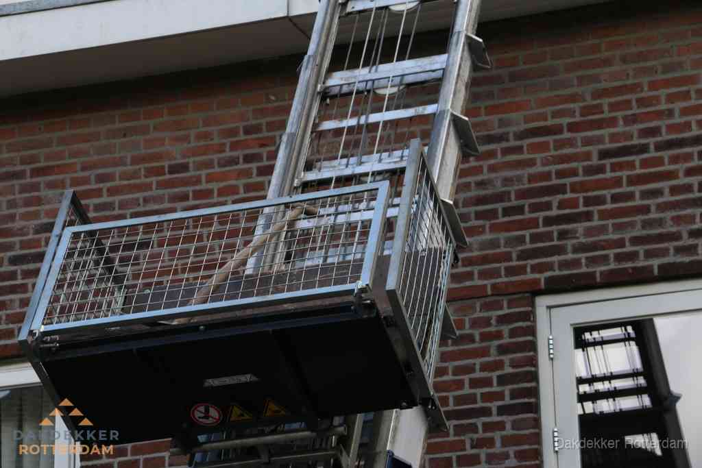 Ladderlift met dakpannen voor dakpan reparatie in Rotterdam