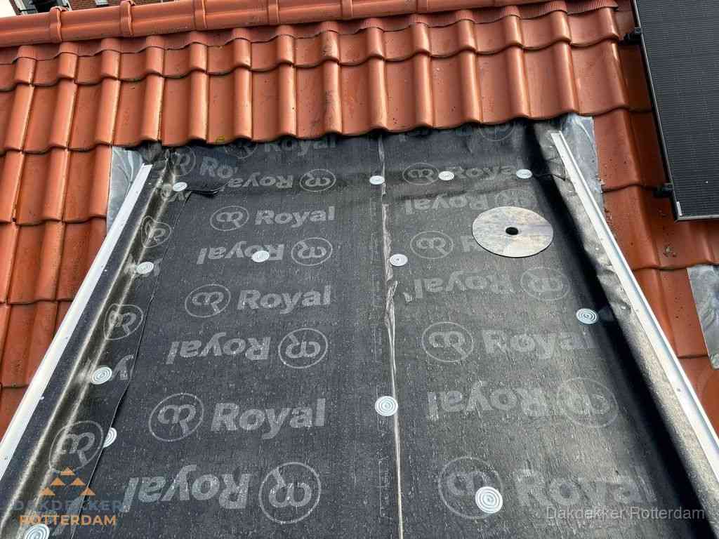 Nieuw dak met dakpannen en Royal onderlaag bij woning in Rotterdam