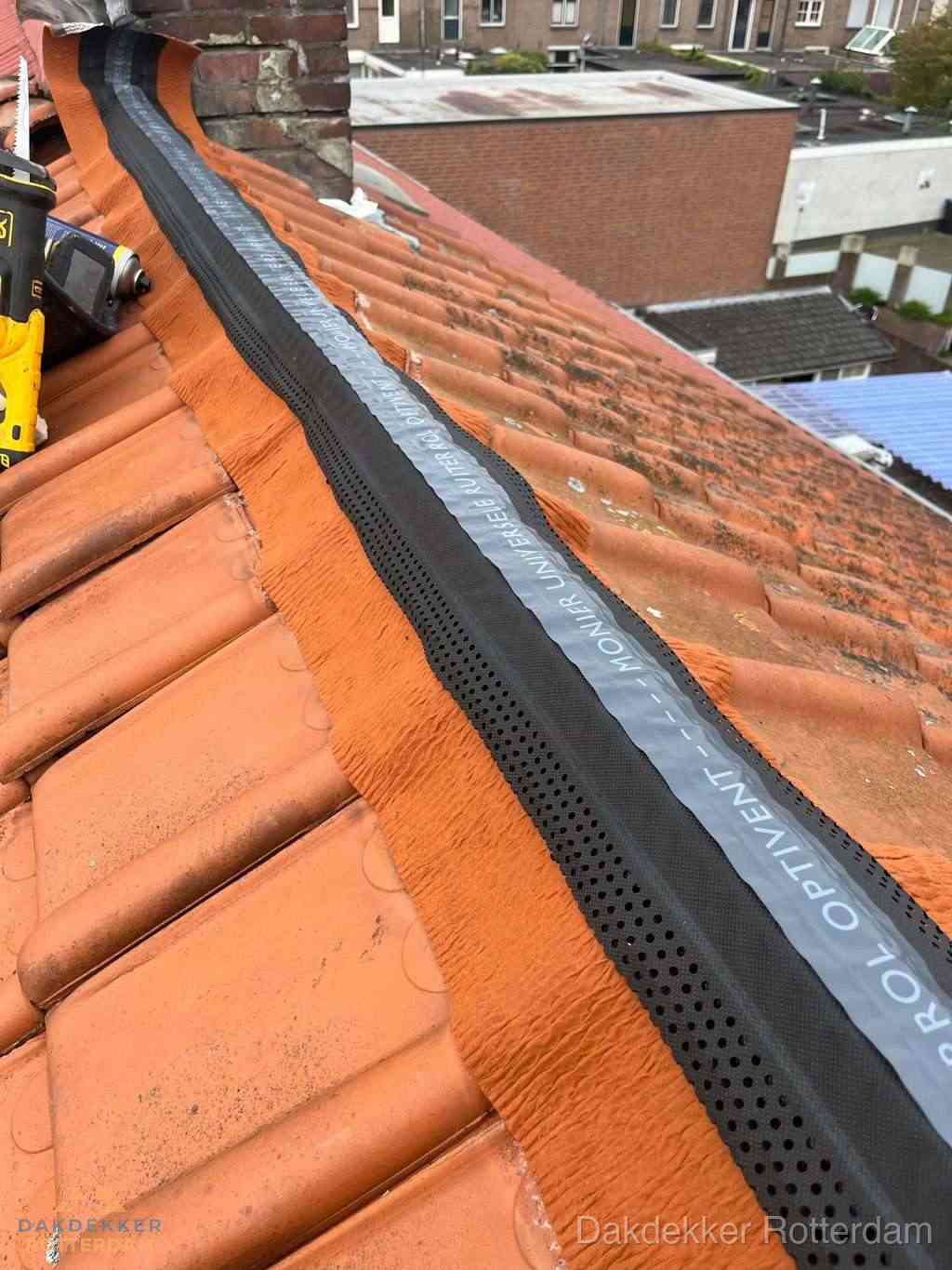 Plat dak aanbouw met bitumen naast schuin pannendak in Rotterdam