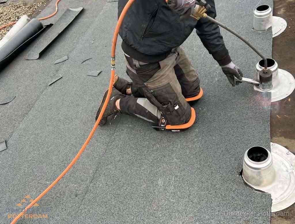 Gereedschap op nieuw plat dak na renovatie in Rotterdam