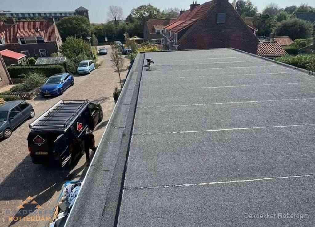 Nieuw bitumen plat dak met uitzicht over landschap in Rotterdam