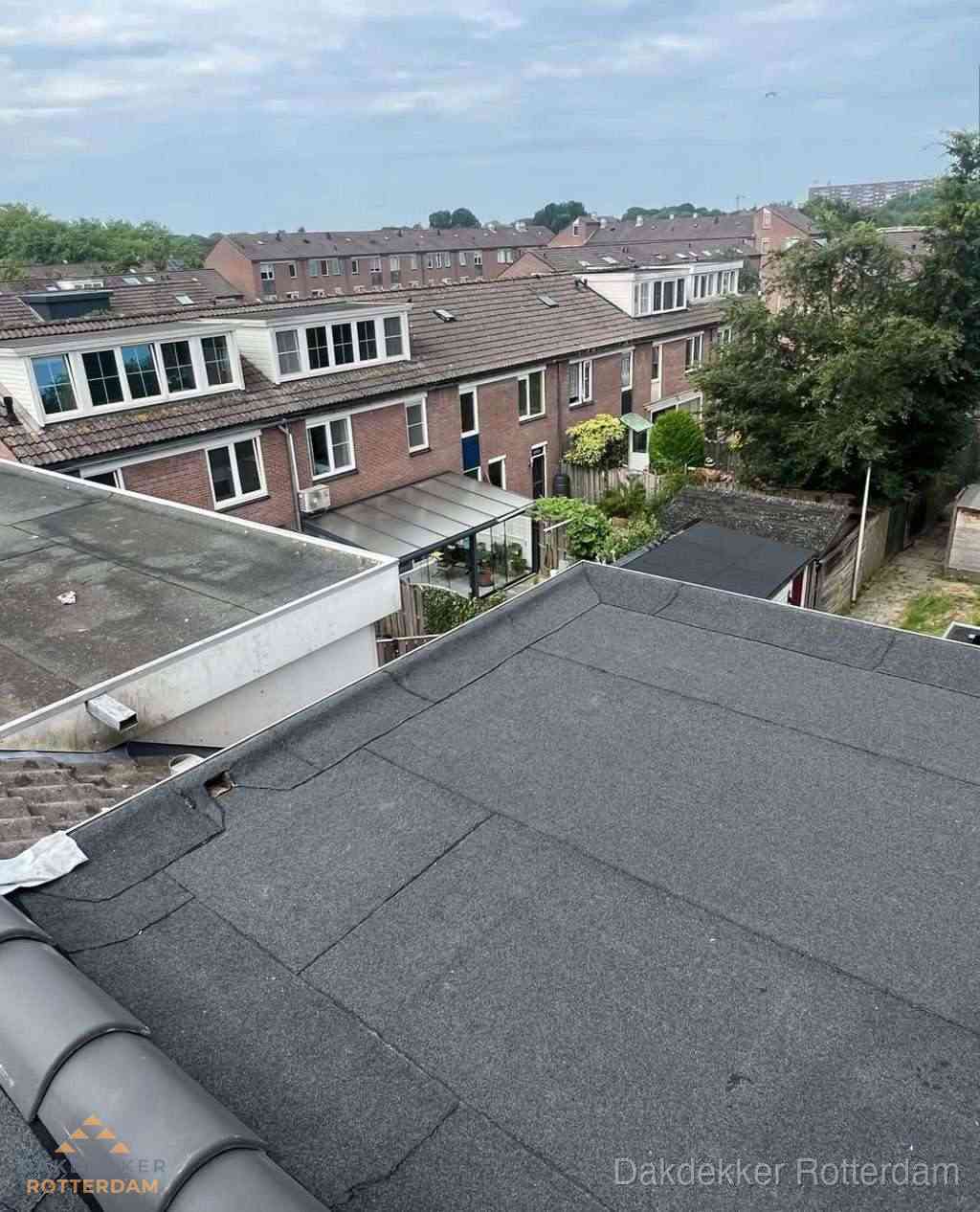 Vernieuwd plat dak met bitumen in woonwijk in Rotterdam
