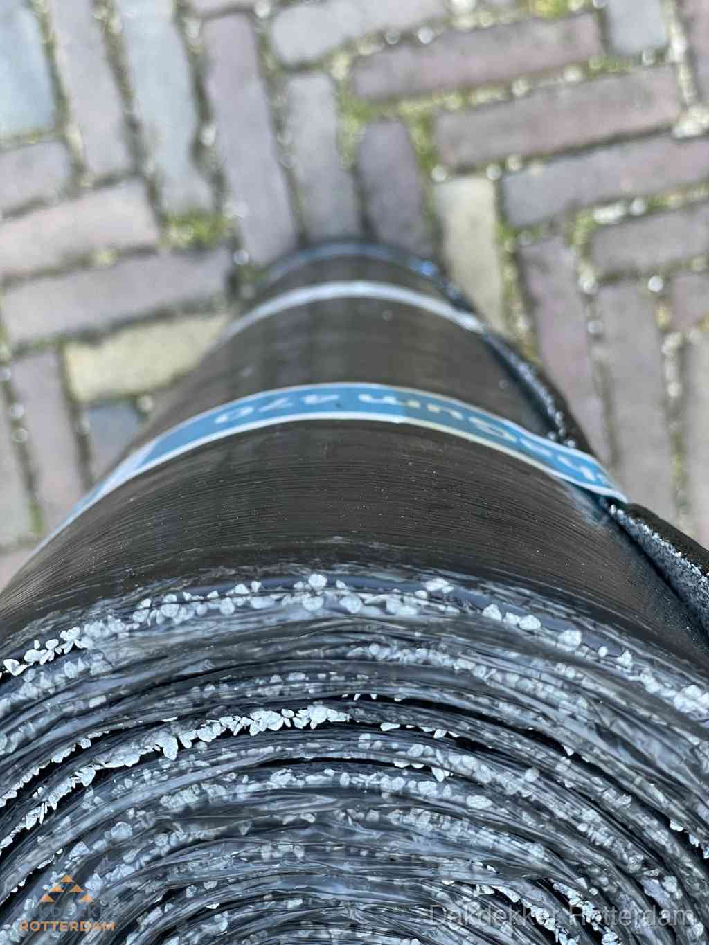 Rol bitumen dakleer met leislag voor plat dak in Rotterdam