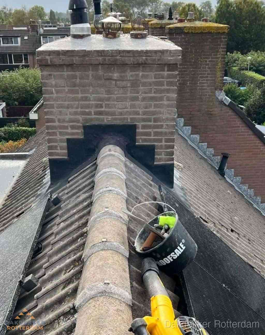 Dakdekker repareert bitumen dakleer bij dakdoorvoer in Rotterdam